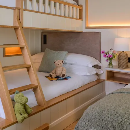 Manor West & Leisure Club 4*
