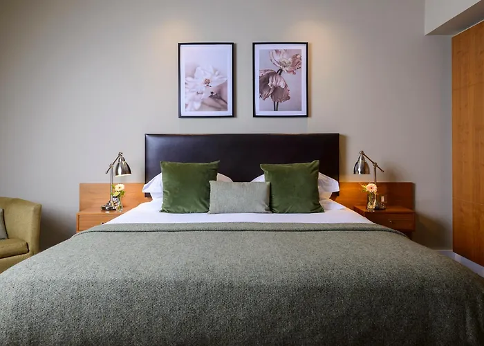 Manor West & Leisure Club 特拉利