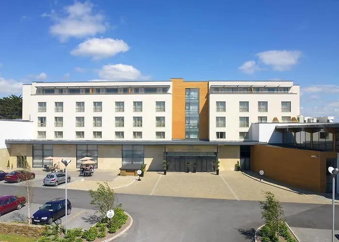 Manor West & Leisure Club 特拉利